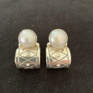 STERLING SILVER EARRINGS WITH A SINGLE WHITE PEARL
